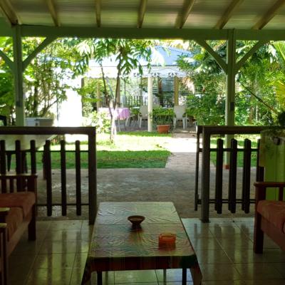 Chez Tatie Francine - Location de gîte verdoyant et proche de la mer en Martinique / Le François