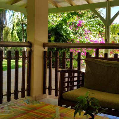 Chez Tatie Francine - Location de gîte verdoyant et proche de la mer en Martinique / Le François